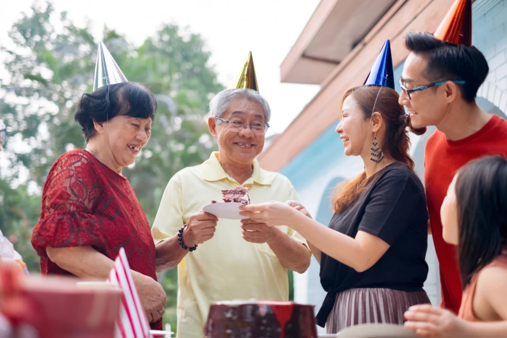 Persona mayor celebrando su cumplaeño en China