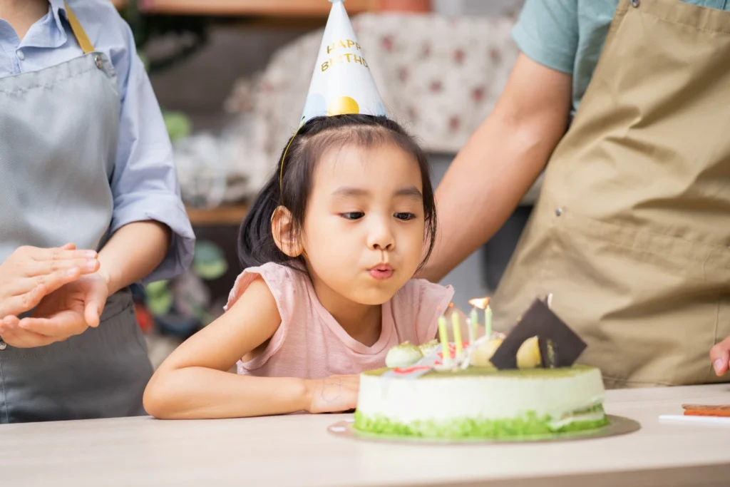 Niña celebrando su cumpleaño en China